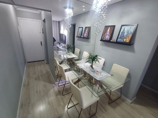 sala de jantar com espelho em total requinte com acesso a entrada principal
