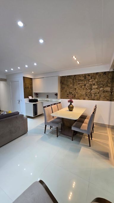 Sala ampla 2 ambientes com sistema de iluminação diferenciada