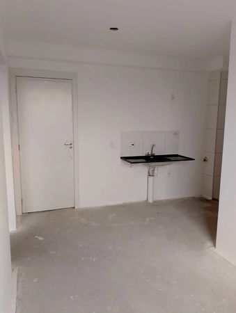 cozinha semi integrada a área de serviço com acesso a entrada principal