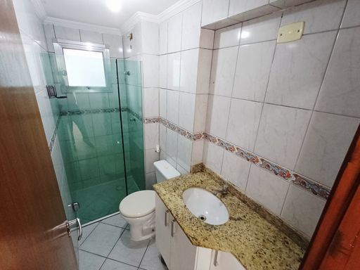 banheiro arejado e iluminado com armário planejado e box de vidro