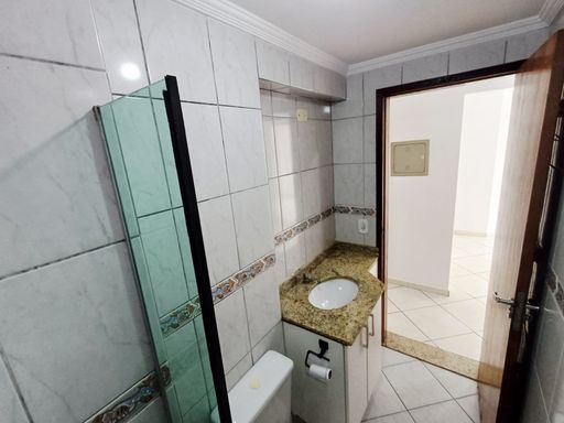 banheiro arejado e iluminado com armário planejado e box de vidro