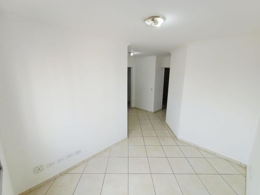 sala ampla 2 ambientes em L com acesso a entrada principal