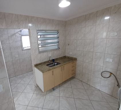 cozinha semi integrada com a área de serviço bem arejada