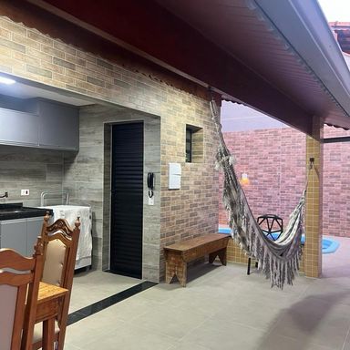 ampla varanda com acesso a piscina, área de serviço com churrasqueira e amplo banheiro