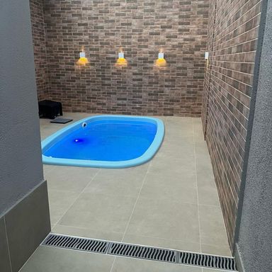 piscina com fino acabamento e sistema de iluminação