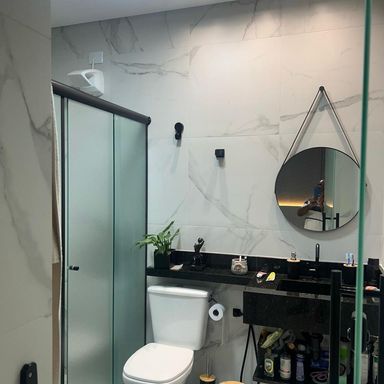 banheiro da suíte 2 com box blindex e ampla pia em granito preta