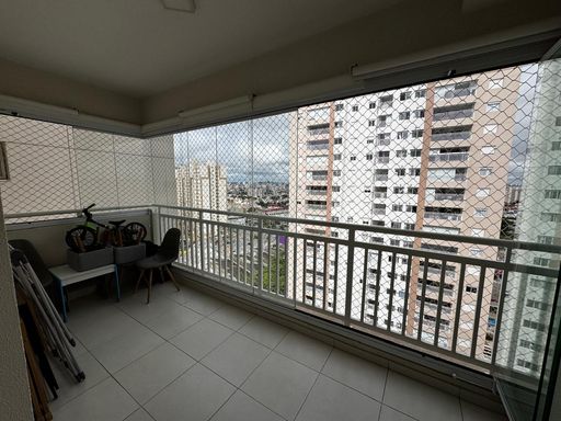 ampla varanda envidraçada com cortina blackout e tela de proteção