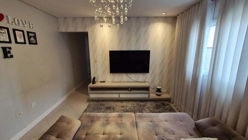 ampla sala 2 ambientes bem arejada com duas janelas, teto rebaixado, em total requinte.