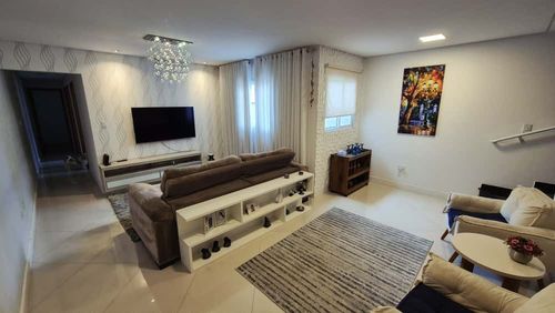 ampla sala 2 ambientes bem arejada com duas janelas, teto rebaixado, em total requinte.