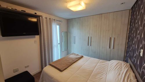 ampla suíte com acesso a sacada e armários planejados