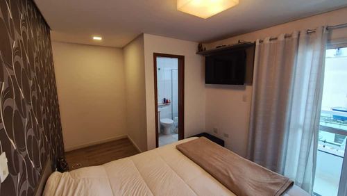 ampla suíte com acesso a sacada e armários planejados