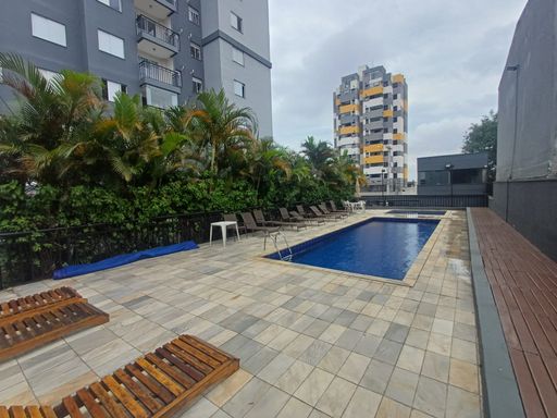 piscina adulto e infantil com deck solarium