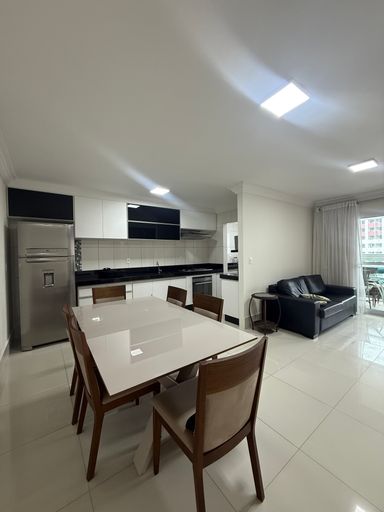 ampla sala 2 ambientes semi integrada a cozinha com armários planejados e a  varanda gourmet envidraçada