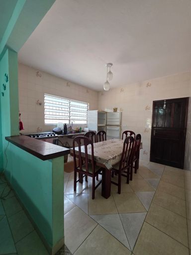 Ampla cozinha arejada padrão americana