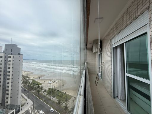 ampla varanda envidraçada  com acesso aos dormitórios