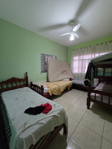 dormitório bem arejado com ventilador de teto