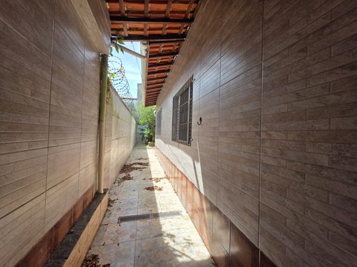 corredor externo com revestimento e acesso ao quintal dos fundos arborizado