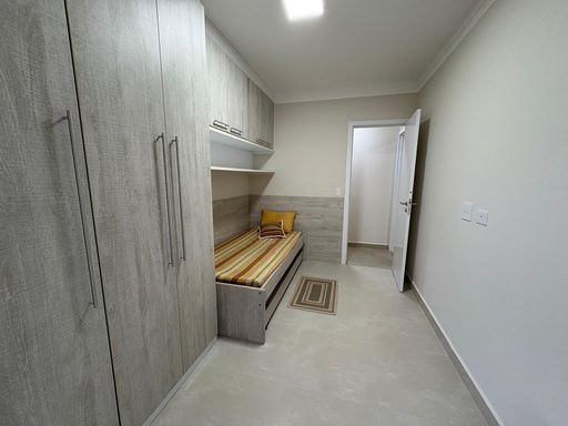 Dormitório com armário planejado e acesso a varanda envidraçada
