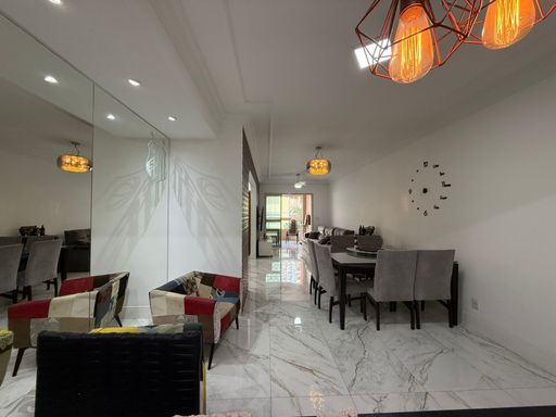 ampla sala 3 ambientes em porcelanato e acesso a varanda gourmet com churrasqueira a carvão