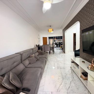 ampla sala 3 ambientes em porcelanato com acesso a entrada principal e a cozinha semi integrada
