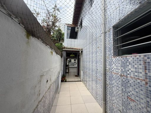 corredor coberto com acesso a garagem coberta