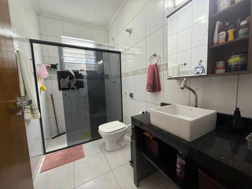 banheiro bem arejado com nicho e box de vidro