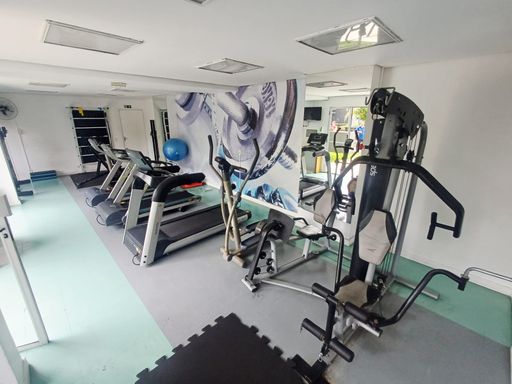 academia bem equipada