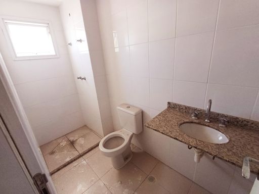 banheiro da suíte arejado e com iluminação natural