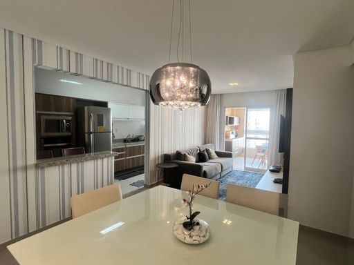 sala ampla 2 ambientes semi integrada a cozinha, com acesso a varanda gourmet envidraçada