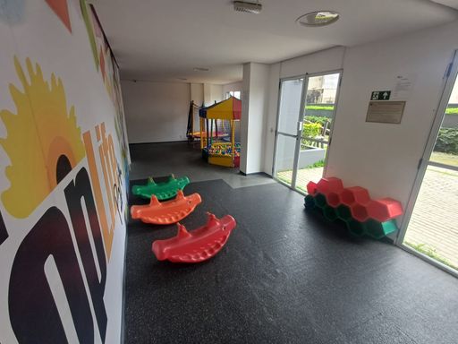 ampla brinquedoteca bem arejada