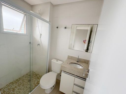 banheiro da suíte 3 bem arejado, com planejado e box de vidro