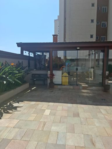 área gourmet envidraçada com churrasqueira a carvão e forno a lenha