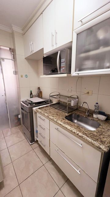 cozinha planejada com porta de vidro para área de serviço