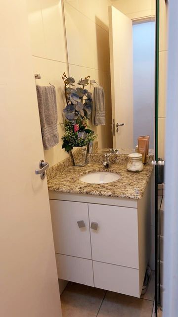 banheiro da suíte com box de vidro