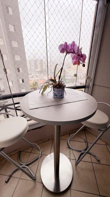 sacada envidraçada com vista de frente para rua principal