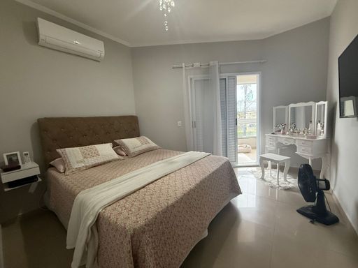 amplo dormitório com sacada envidraçada e vista livre