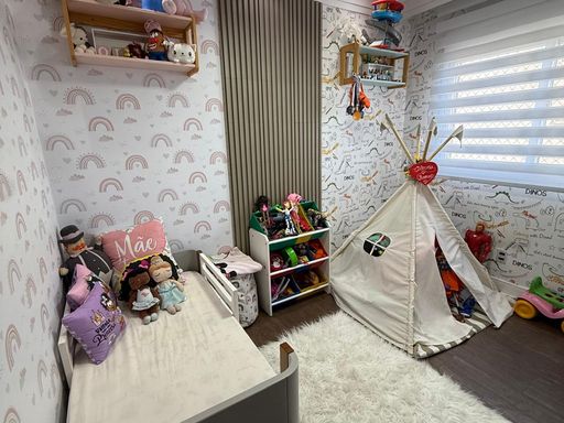 dormitório 3 com móveis planejados e papel de parede, impecável