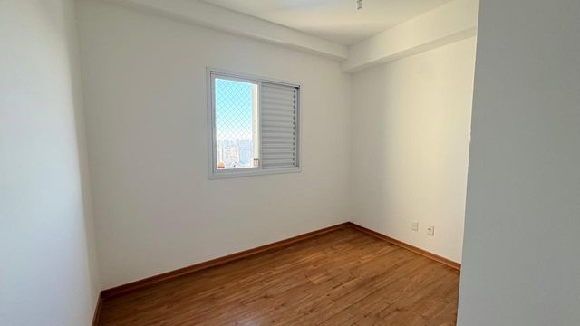 ampla suíte bem iluminada com vista livre