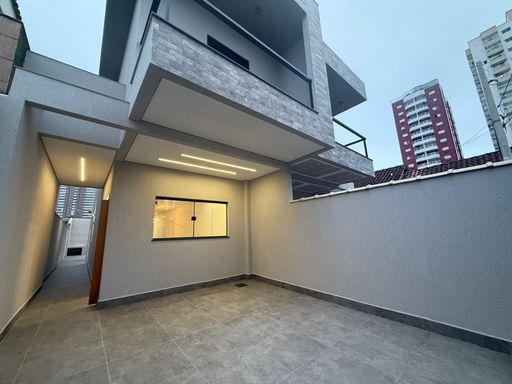 fachada do sobrado em alto padrão de acabamento