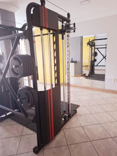 ampla academia bem arejada e equipada