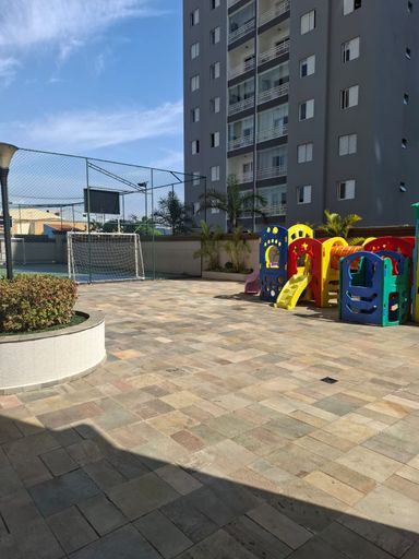 quadra poliesportiva e playground