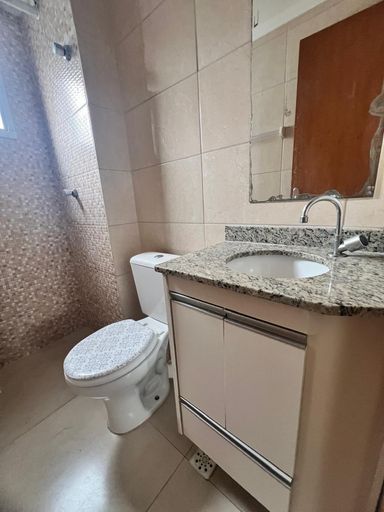 banheiro da suíte com armário planejado, bem arejado