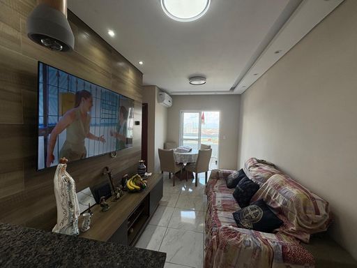 sala 2 ambientes com acesso a sacada, ar condicionado, teto rebaixado e sistema de iluminação moderna, semi integrada a cozinha