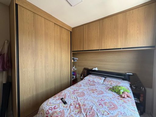 dormitório 1 com armário planejado, ar condicionado e vista livre