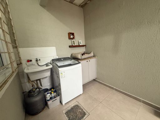 área de serviço ampla e coberta