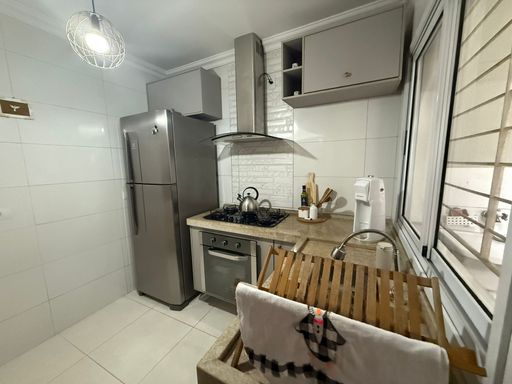 cozinha com armários planejados e ampla pia em granito