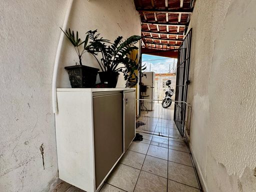 corredor de acesso a entrada principal