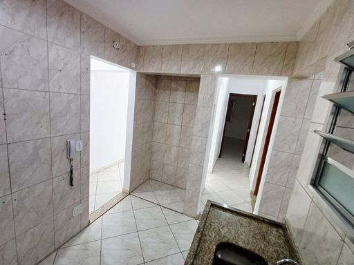cozinha com acesso as dormitórios e a sala 2 ambientes