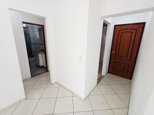 sala ampla 2 ambientes em L com acesso a entrada principal