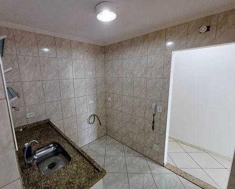 cozinha com acesso a entrada principal